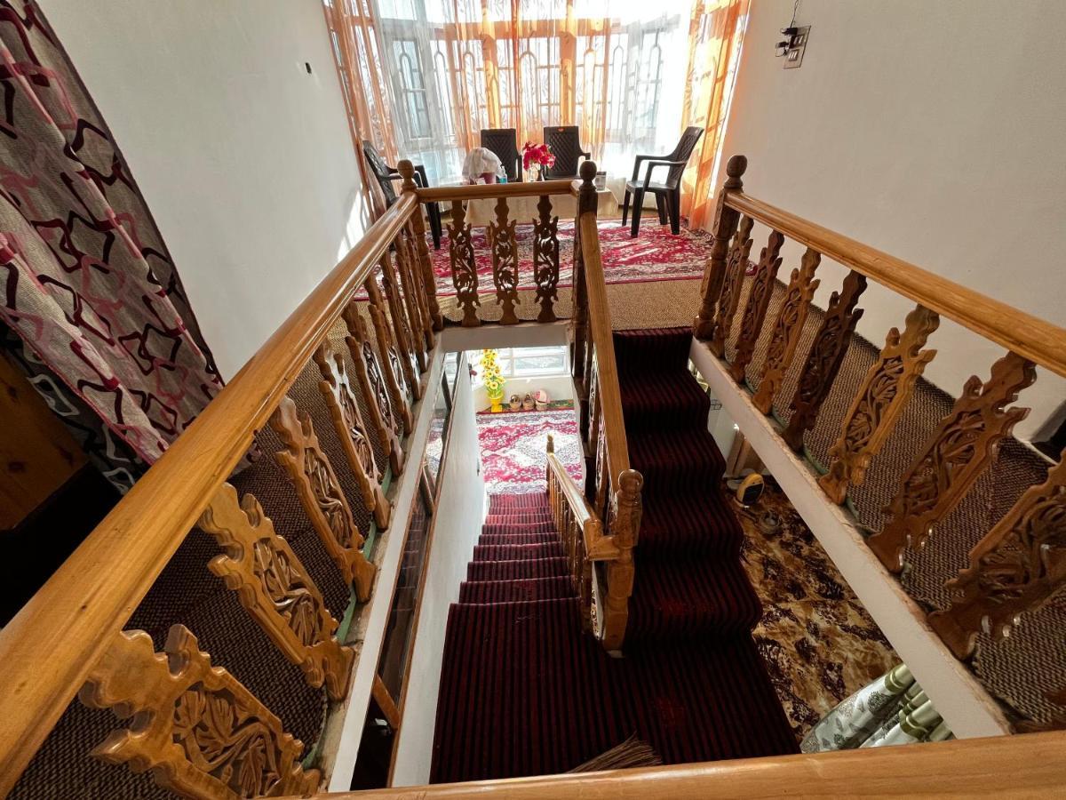 Everest Guest House Gulmarg Eksteriør billede