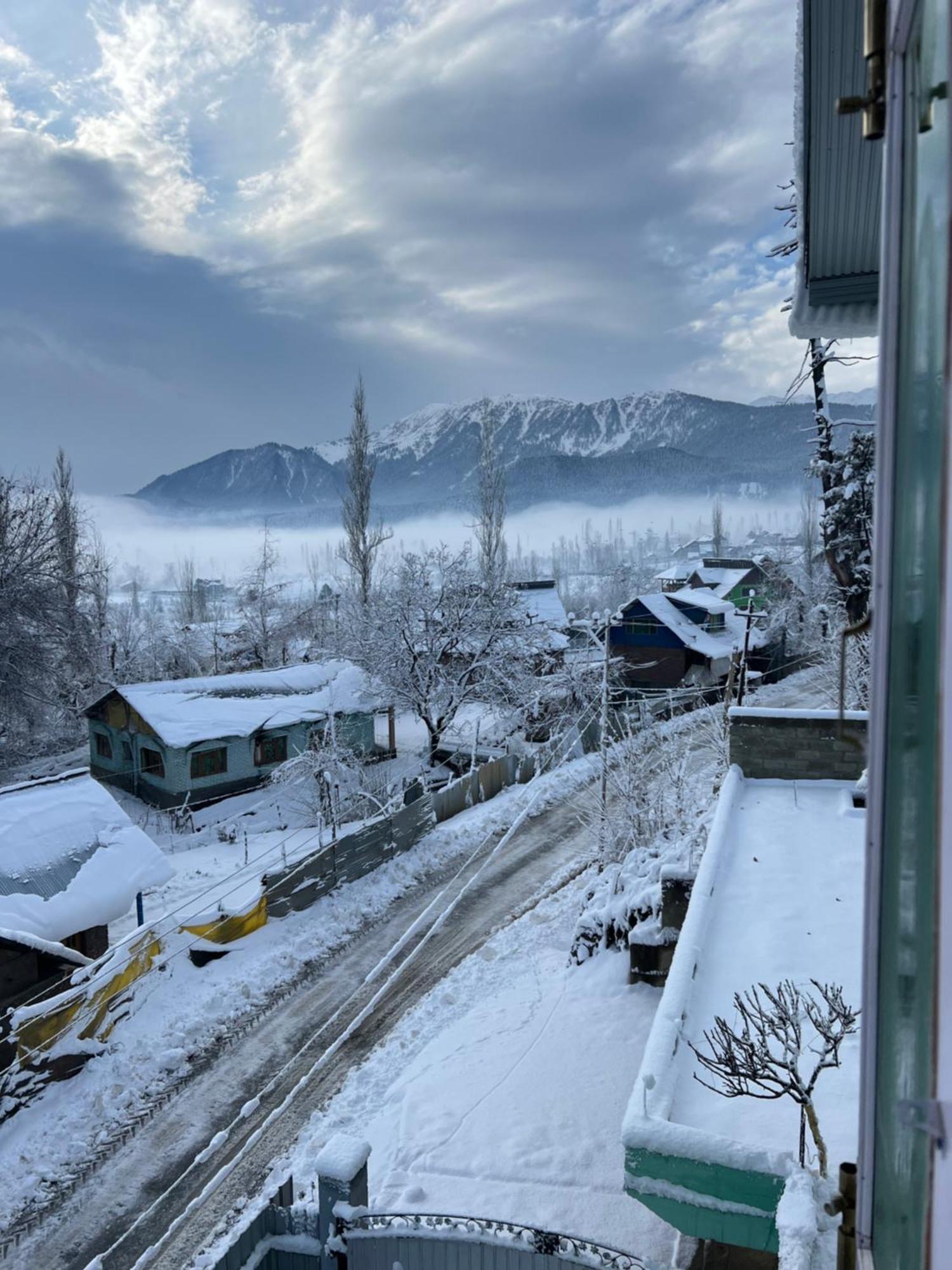 Everest Guest House Gulmarg Eksteriør billede