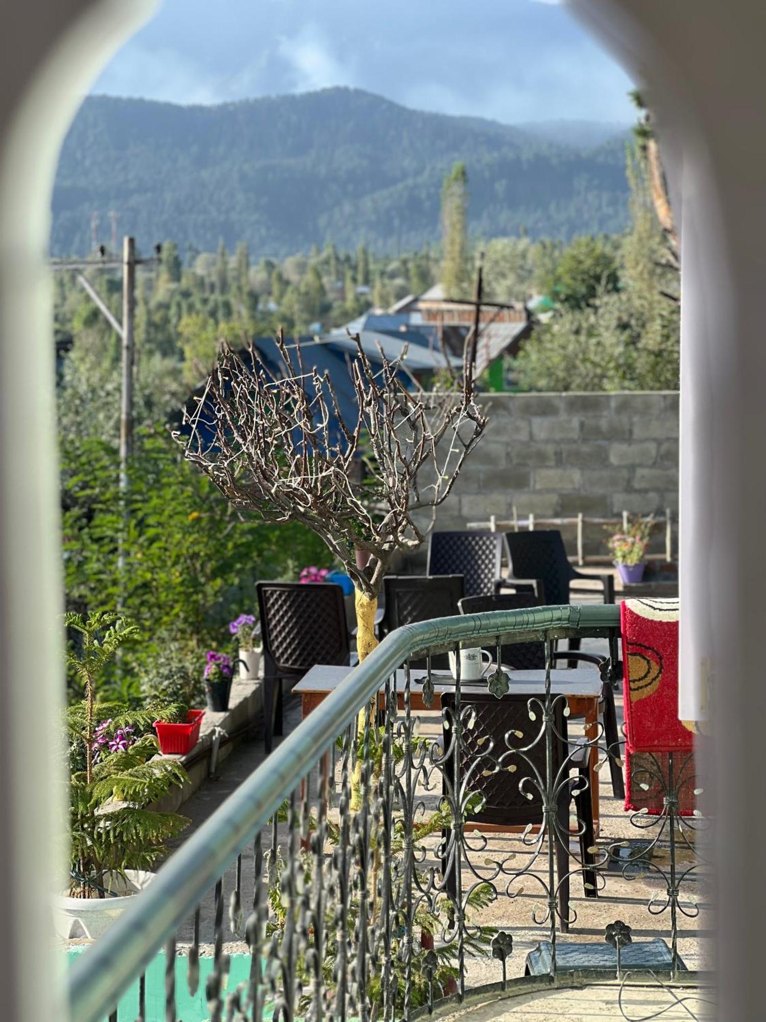 Everest Guest House Gulmarg Eksteriør billede
