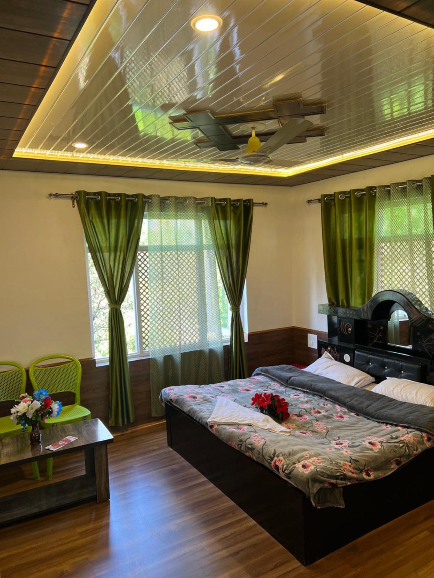 Everest Guest House Gulmarg Eksteriør billede