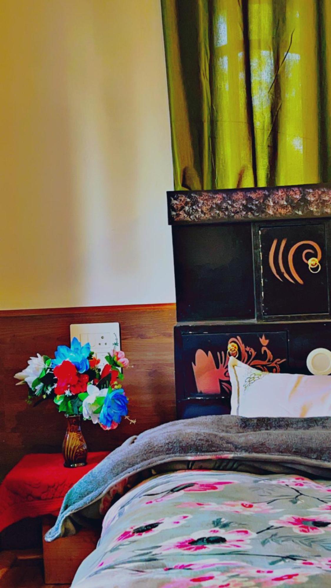 Everest Guest House Gulmarg Eksteriør billede