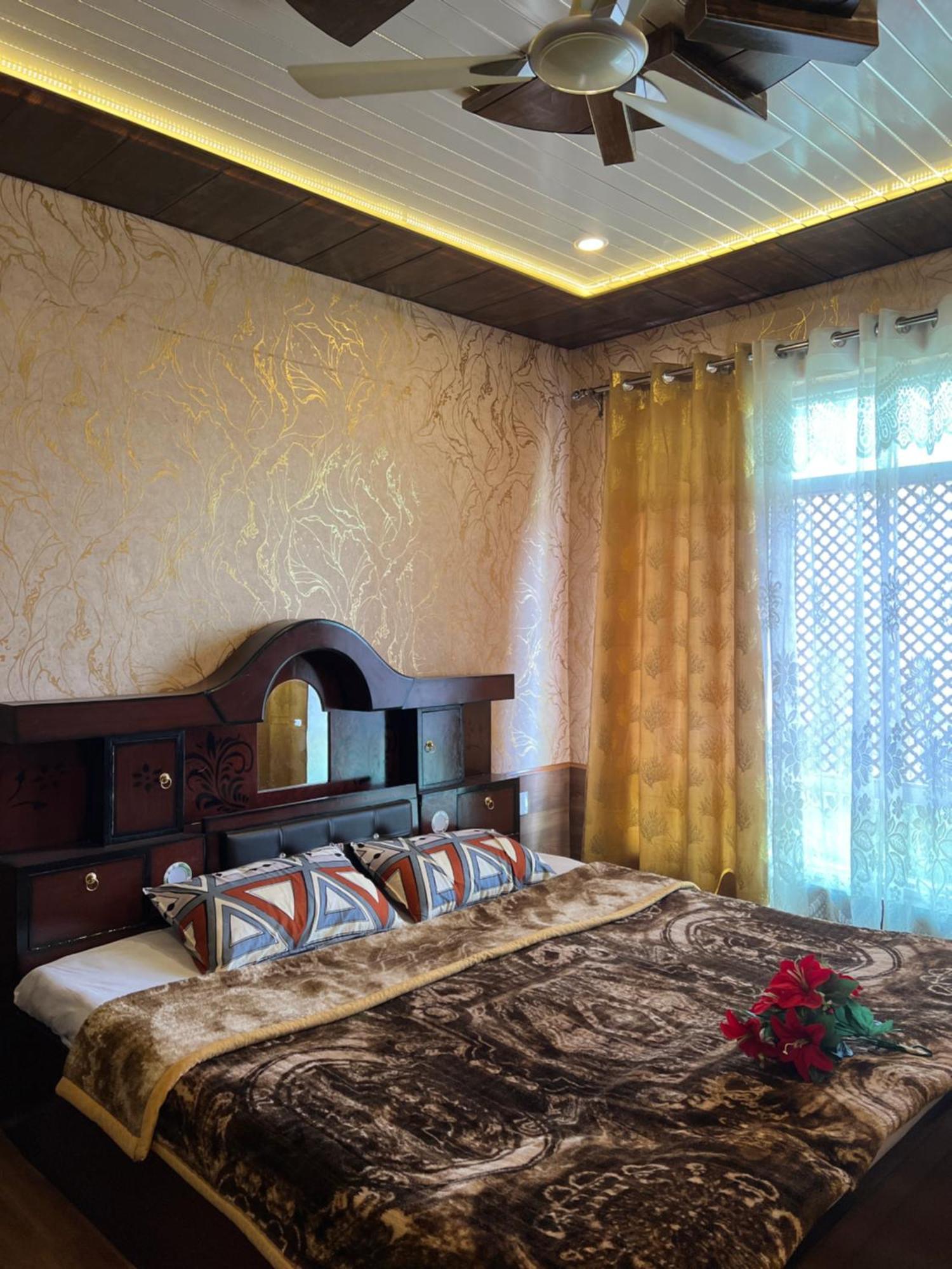 Everest Guest House Gulmarg Eksteriør billede